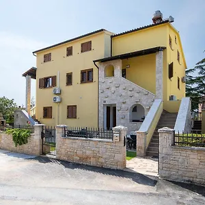 Dadic With Parking & Playground Medulin